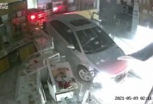 潮州一小轿车撞击商场外墙后又冲入商店-深圳汽车网