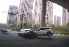 网传一特斯拉遭受强烈撞击后底盘起火-深圳汽车网