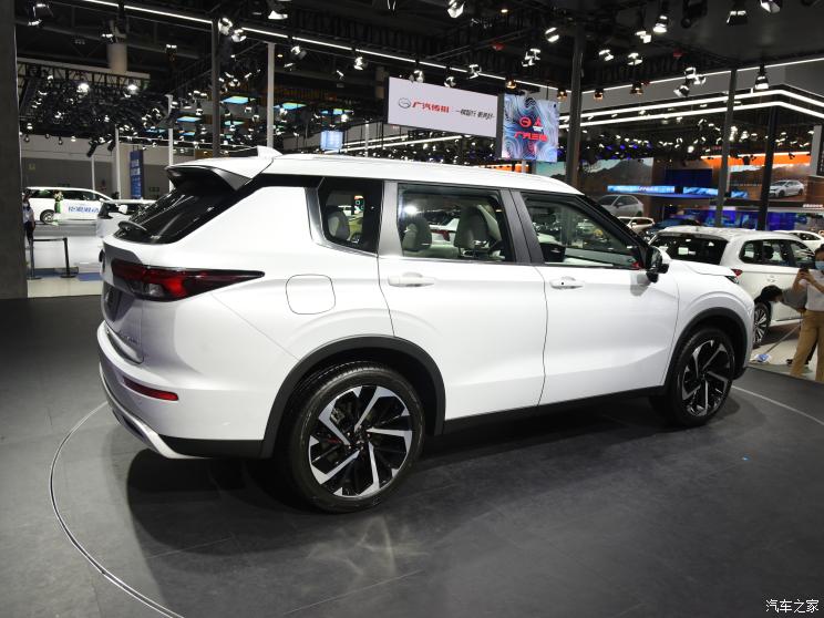 广汽三菱 欧蓝德 2023款 1.5T CVT四驱尊耀版 7座 广汽三菱 欧蓝德 2023款 1.5T CVT四驱尊耀版 7座