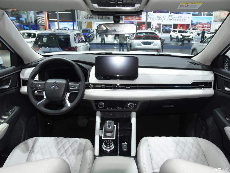 广汽三菱 欧蓝德 2023款 1.5T CVT四驱尊耀版 7座 广汽三菱 欧蓝德 2023款 1.5T CVT四驱尊耀版 7座