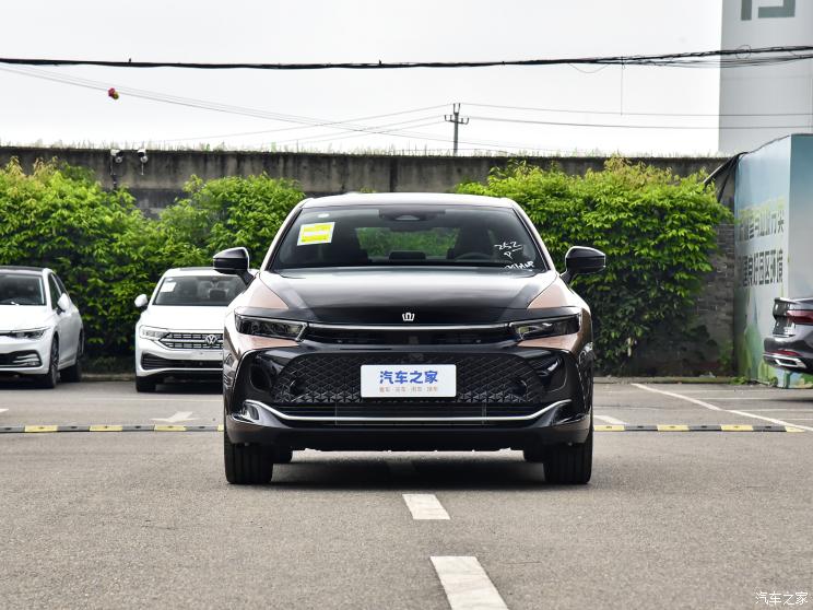 丰田(进口) 皇冠(进口) 2023款 2.4T SportCross HEV四驱至尊版