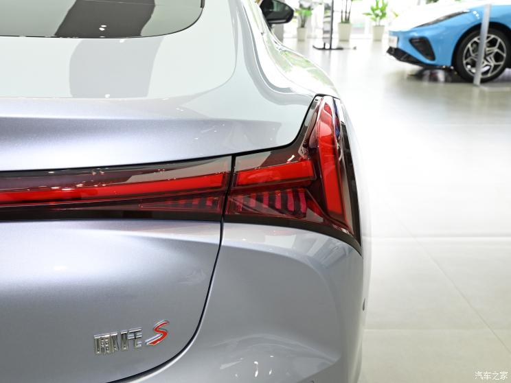 合众汽车 哪吒S 2023款 纯电 520km 后驱版 合众汽车 哪吒S 2023款 纯电 520km 后驱版