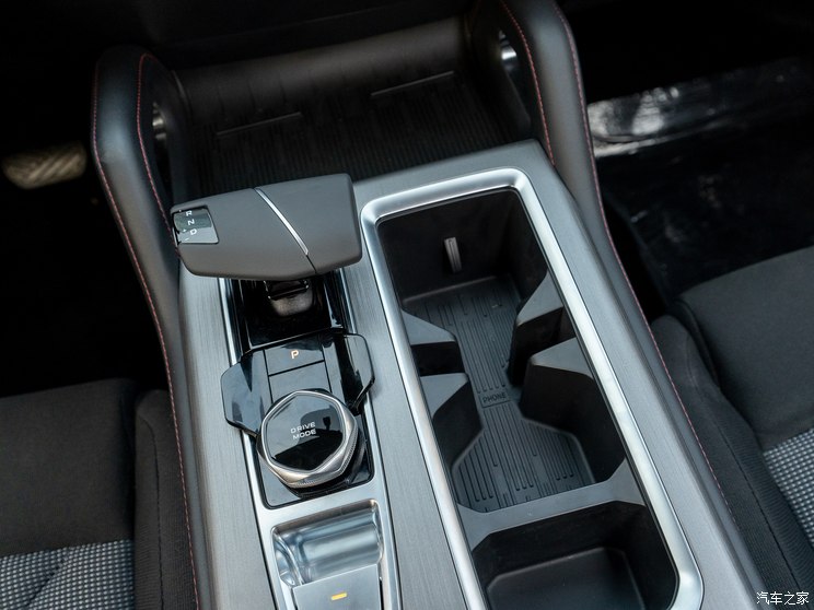 长安汽车 长安F70 2023款 蓝鲸版 2.0T汽油自动两驱创富型 长轴 长安汽车 长安F70 2023款 蓝鲸版 2.0T汽油自动两驱创富型 长轴