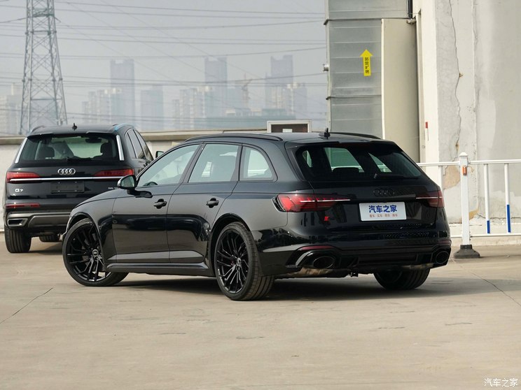 Audi Sport 奥迪RS 4 2023款 RS4 Avant 黑曜版