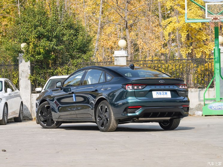 长安福特 蒙迪欧 2023款 1.5T 混动版 长安福特 蒙迪欧 2023款 1.5T 混动版