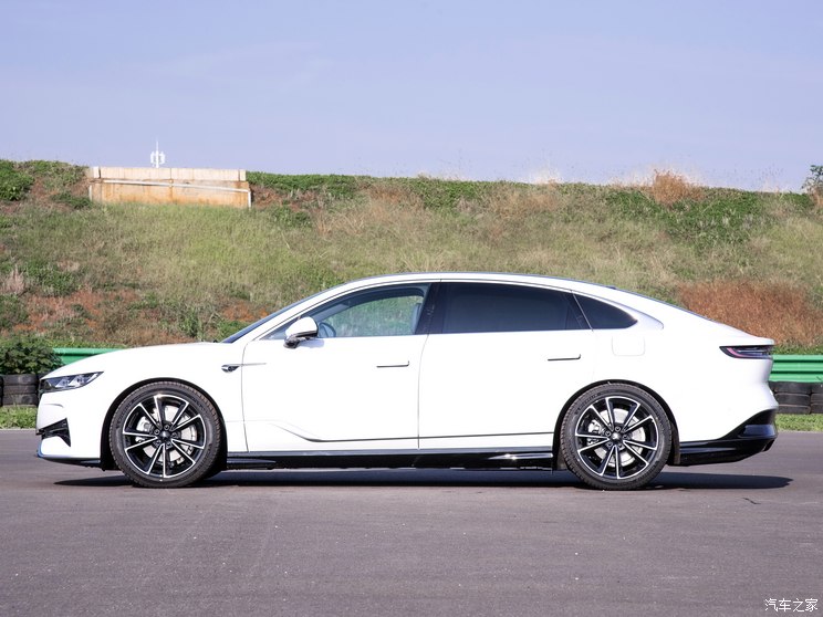 岚图汽车 岚图追光 2024款 PHEV 超长续航版 岚图汽车 岚图追光 2024款 PHEV 超长续航版