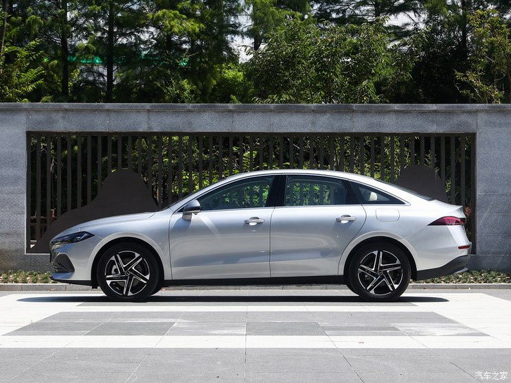 上汽集团 荣威D7 2023款 DMH 125km 旗舰版 上汽集团 荣威D7 2023款 DMH 125km 旗舰版