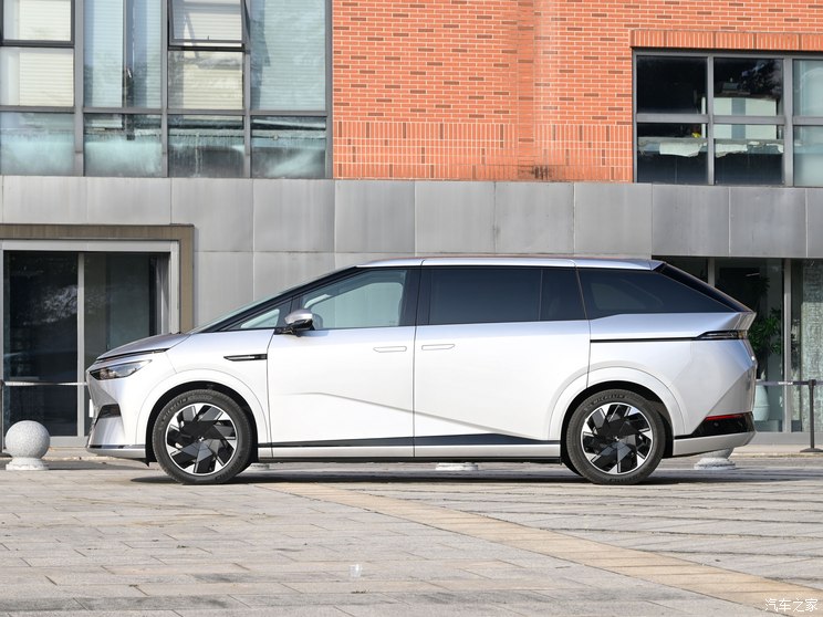 小鹏汽车 小鹏X9 2023款 前驱 三元锂 小鹏汽车 小鹏X9 2023款 前驱 三元锂