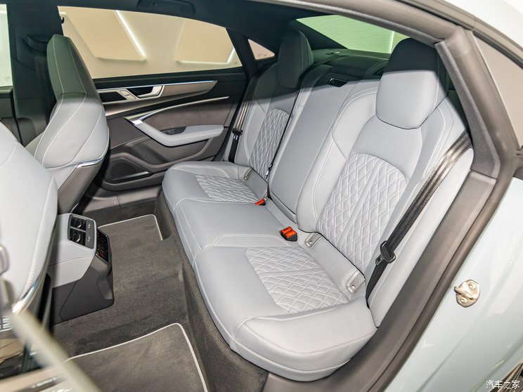 上汽奥迪 奥迪A7L 2024款 55 TFSI quattro RS 套件竞速版 上汽奥迪 奥迪A7L 2024款 55 TFSI quattro RS 套件竞速版