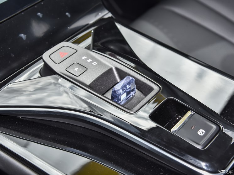 东风乘用车 皓瀚 2023款 DH-i 1.5T 豪华版 东风乘用车 皓瀚 2023款 DH-i 1.5T 豪华版