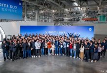 雷军亲自开车门 小米SU7正式开启交付-深圳汽车网