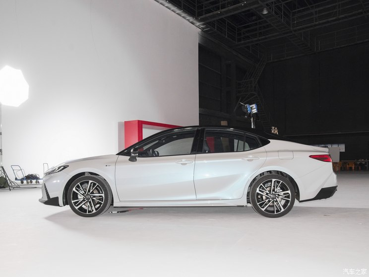 广汽丰田 凯美瑞 2024款 双擎 2.0HS 运动版 广汽丰田 凯美瑞 2024款 双擎 2.0HS 运动版