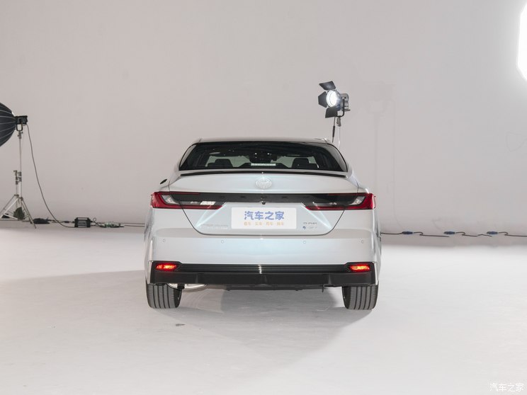 广汽丰田 凯美瑞 2024款 双擎 2.0HS 运动版 广汽丰田 凯美瑞 2024款 双擎 2.0HS 运动版