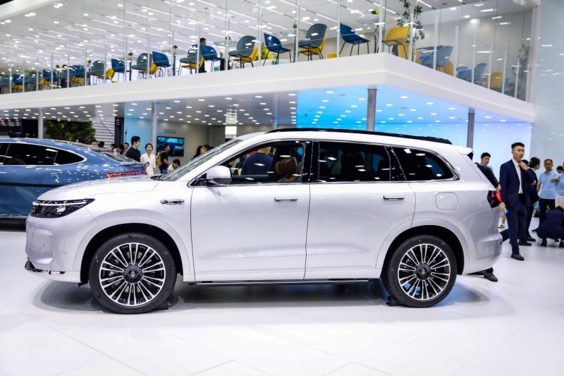 问界新M7 Pro亮相成都车展，“25万级最好的SUV”引围观