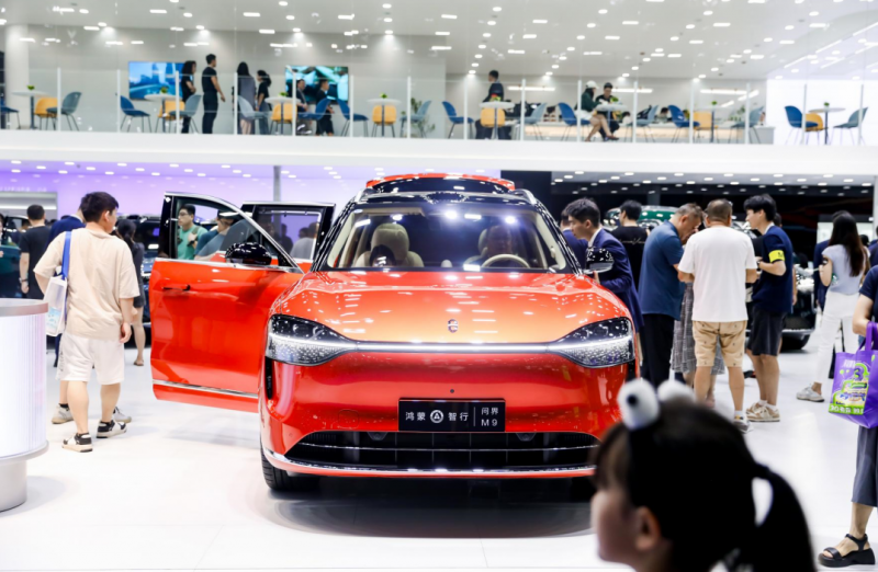 问界新M7 Pro亮相成都车展，“25万级最好的SUV”引围观