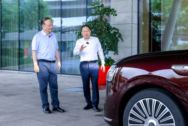 宁德时代曾毓群与赛力斯张兴海体验问界M9 2025款 为智能辅助驾驶点赞-深圳汽车网