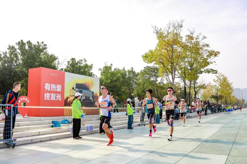 以科技赋能，与跑者同行，极氪护航2025杭州马拉松成功举行-深圳汽车网